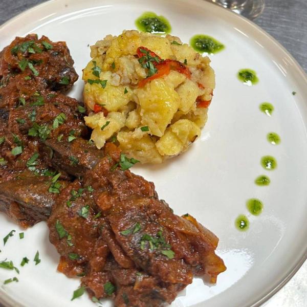 Ficatei de Pui cu Ceapa Caramelizata la Tigaie cu Mamaliguta si Branza de Burduf ~580 g